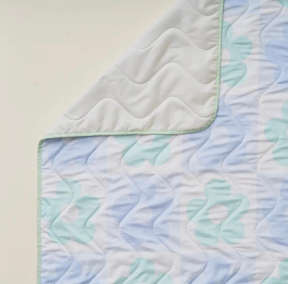Quilted on-the-go daisy blanket