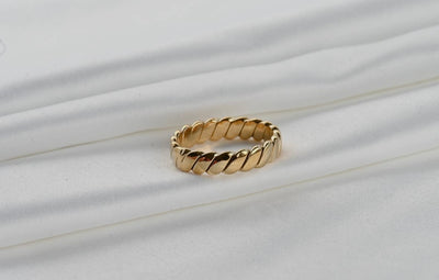 Twisted bold ring
