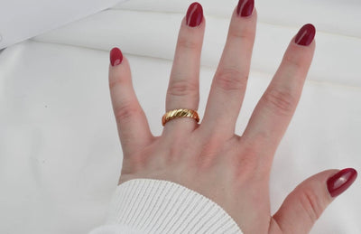 Twisted bold ring